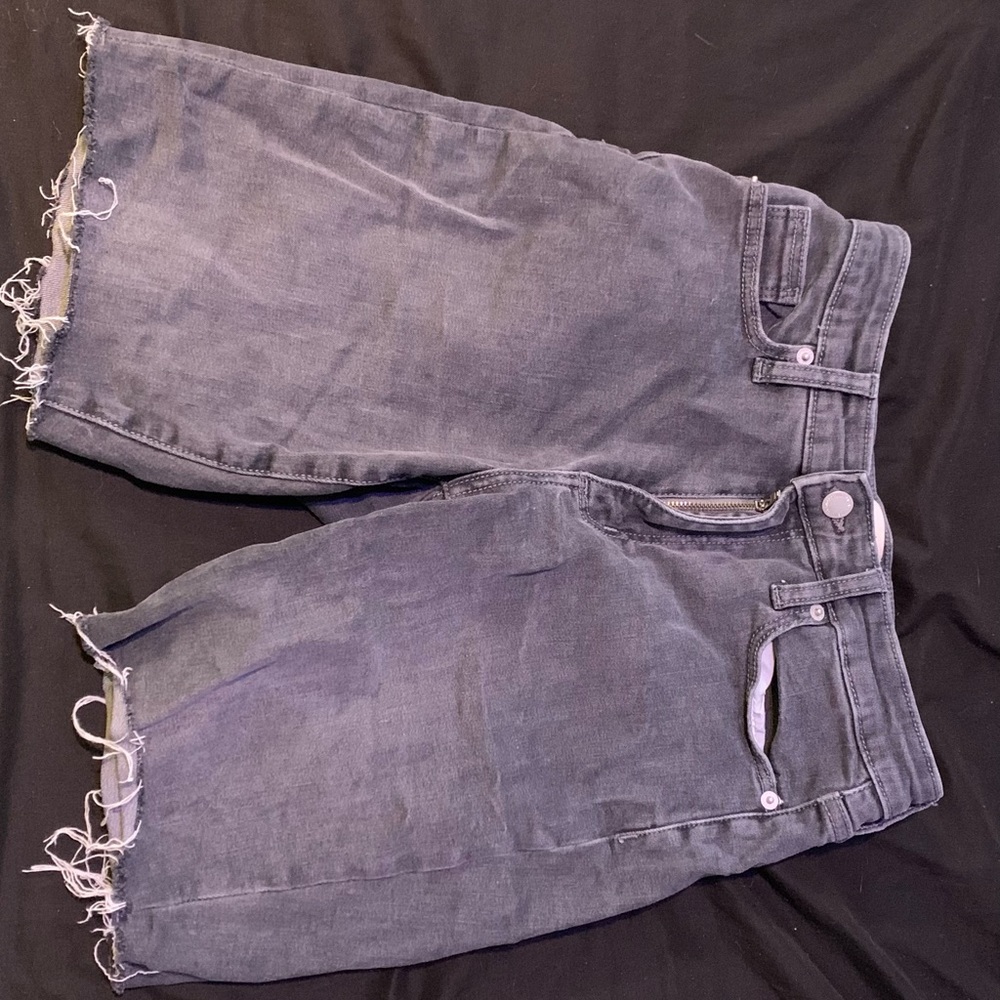 grey shorts
